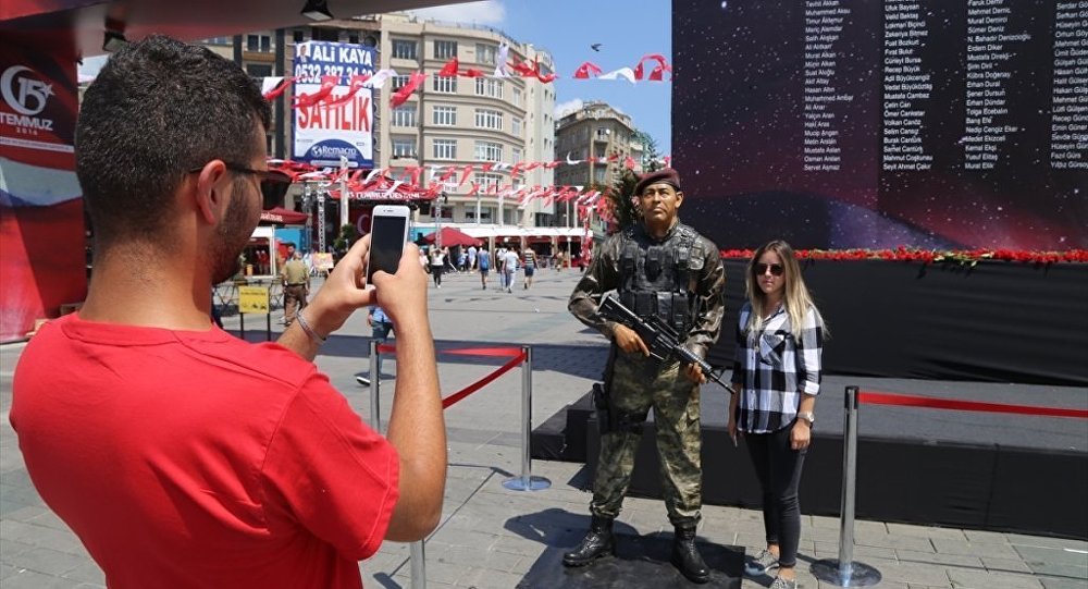 Ömer Halisdemir in heykeli Taksim de